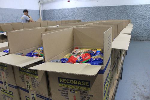 Caixa aberta com os produtos da cesta básica