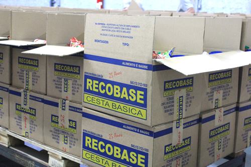 Caixas de cesta básica Recobase sendo fechadas