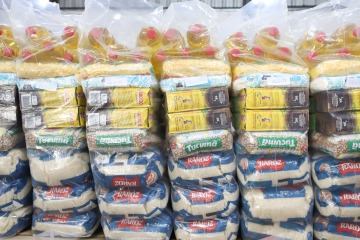Cestas básicas empilhadas com arroz e óleo