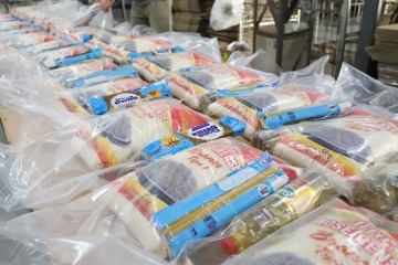Cestas básicas com macarrão em fileiras