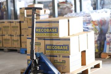Paleteira com caixas Recobase